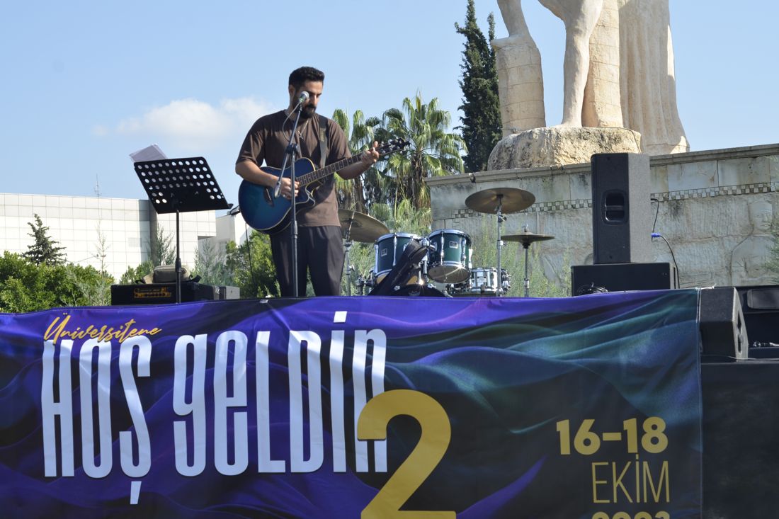 Metehan Canpolat üniversite festivalinde gitarıyla sahnede