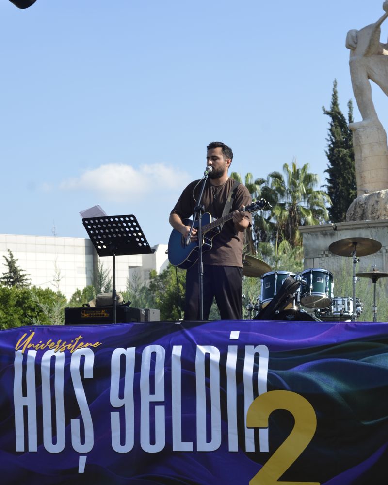 Metehan Canpolat konser sahnesinde performans sergiliyor